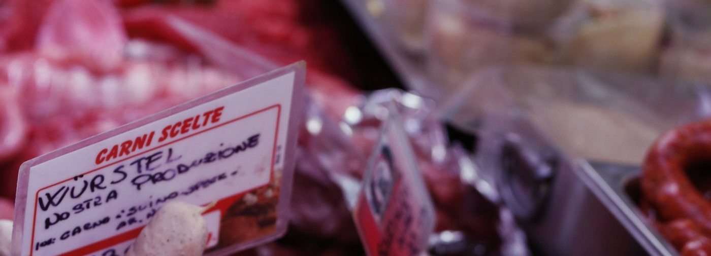 Il banco di una macelleria, con un cartellino dei prezzi scritto a mano a pennarello